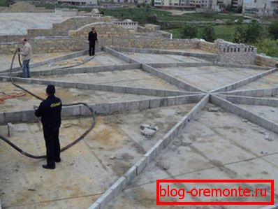 Разуклонка плоской кровли с помощью бетонной стяжки