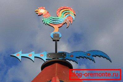 Флюгер в виде петушка из окрашенного дерева