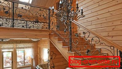 На фото – сочетание дерева и кованых изделий. На фото – сочетание дерева и кованых изделий.