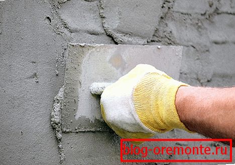 Отделка оштукатуренной стены